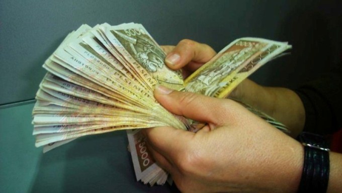 Shqiptaret nuk perdorin bankat: 15 per qind e tyre i mbajne kursimet jashte sistemit bankar